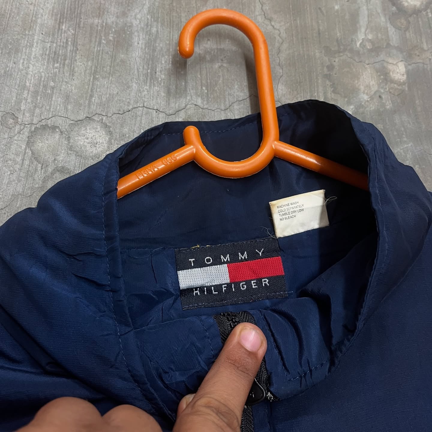 Vintage TomṀY HILFǏGER Windbreaker (Oversized Full Sleeve T shirt or Jersey Unisex)